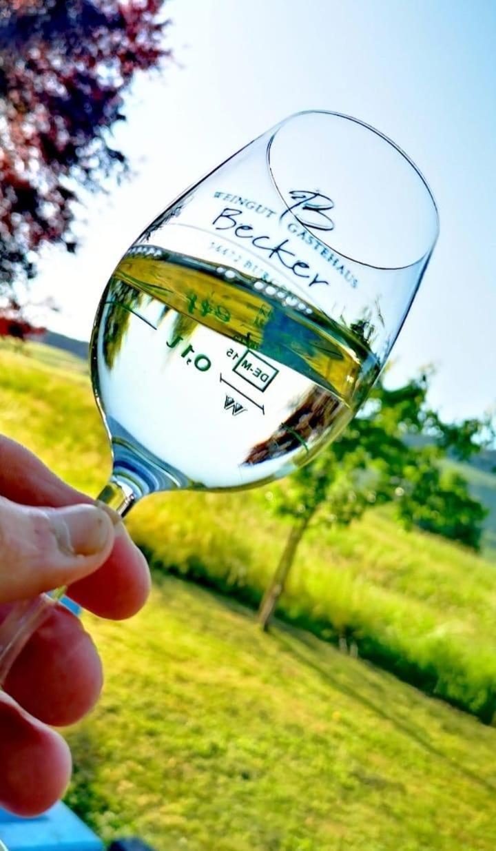 Апартаменты Ferienweingut & Gutsrestaurant Becker Burgen  Экстерьер фото